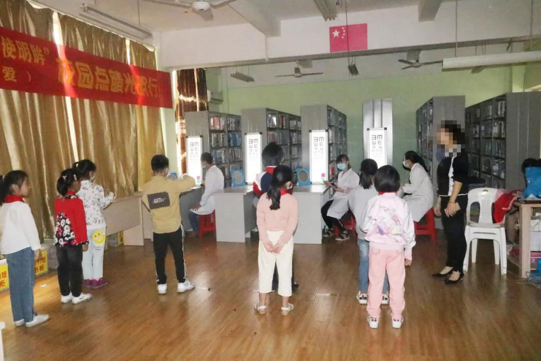 为校园点睛！莆田华厦眼科医院呵护“天使眸眼”入校视力筛查！